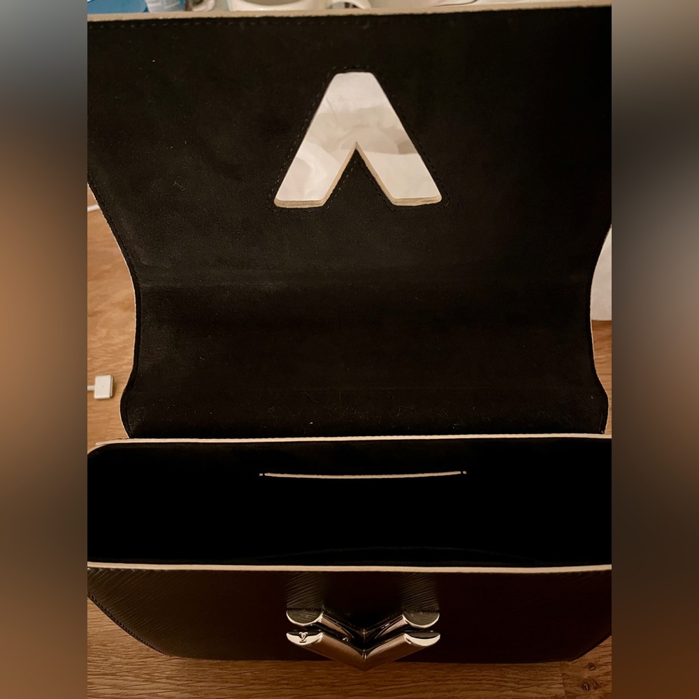 Louis Vuitton Twist MM Epi World Tour Shoulder Bag Black Leather - Picture 5 of 8